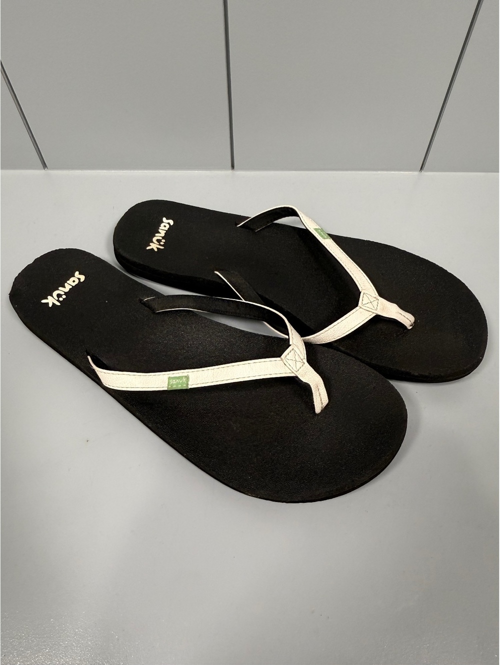 Sanuk Women's Flip Flop Sandals Size 10/275 Black and White